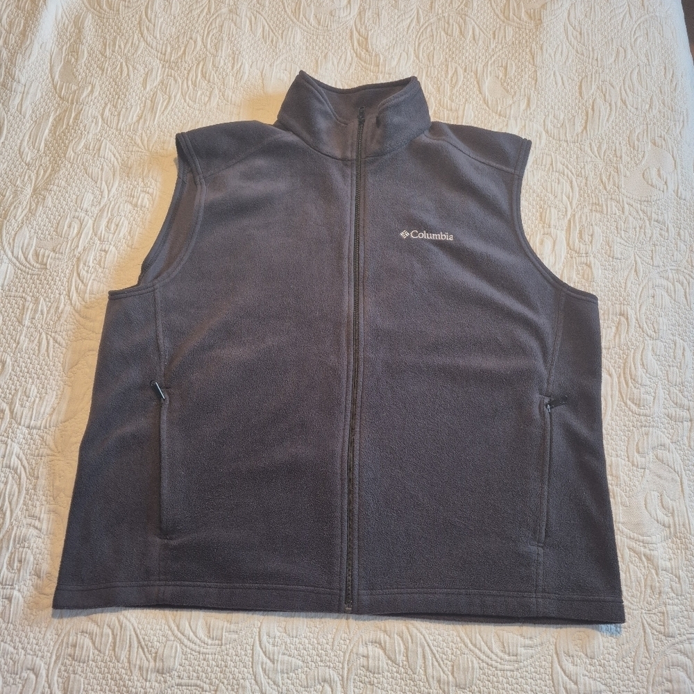Columbia men's XL gray fleece vest, full zipper front, 2 zippered pockets
